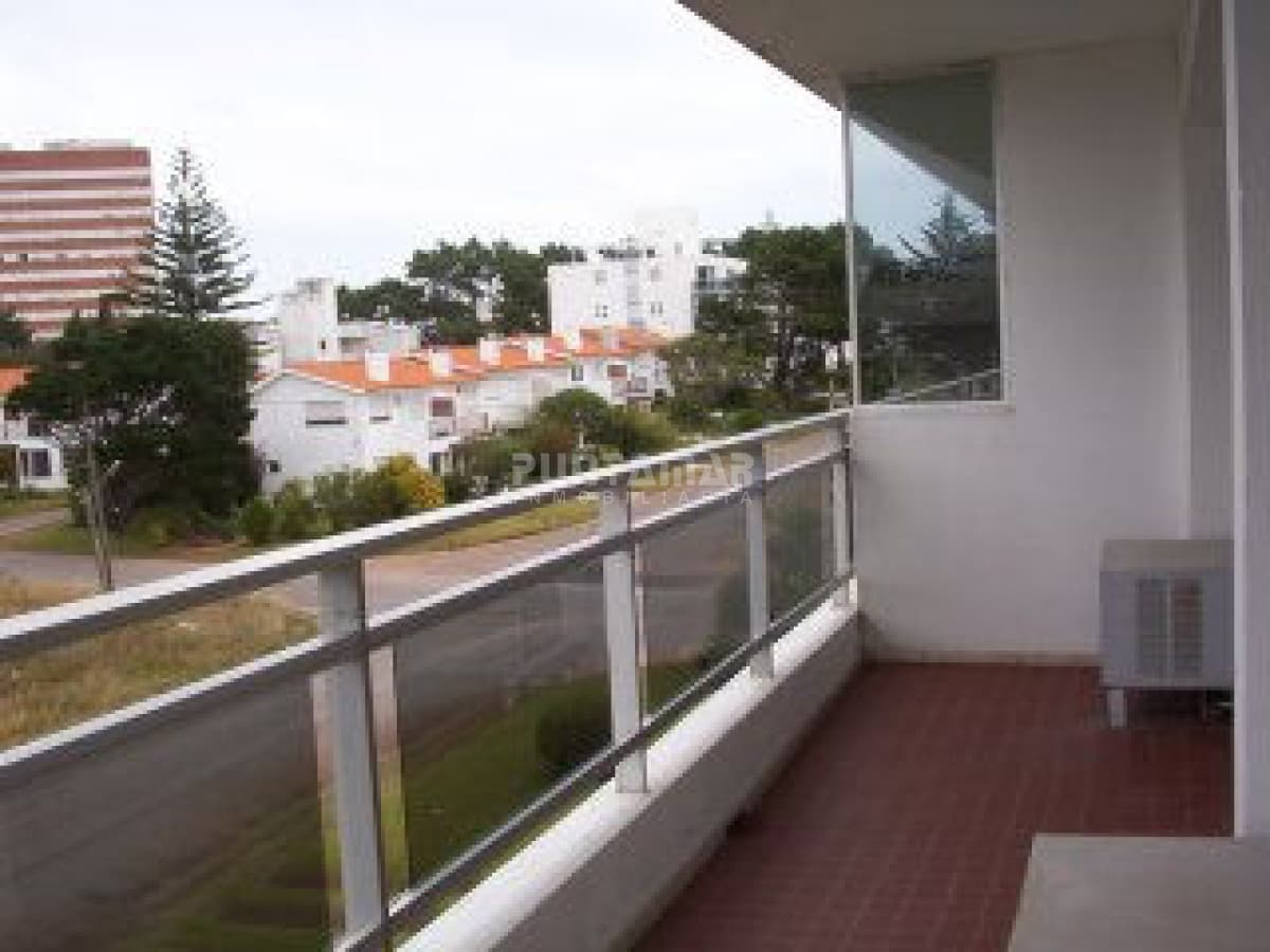 APARTAMENTO EN ALQUILER , CERCA DE PLAYAS Y SHOPPING , DOS DORMITORIOS Y MEDIO , TERRAZA Y COCHERA.  -