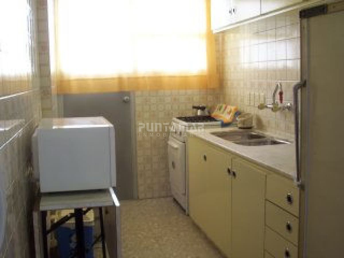 APARTAMENTO EN ALQUILER , CERCA DE PLAYAS Y SHOPPING , DOS DORMITORIOS Y MEDIO , TERRAZA Y COCHERA.  -