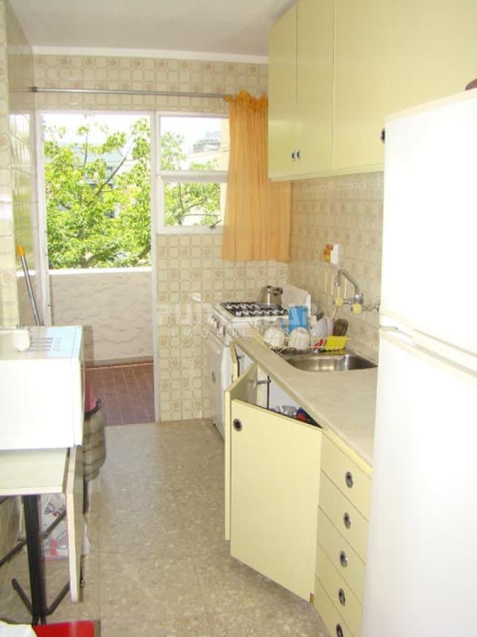APARTAMENTO EN ALQUILER , CERCA DE PLAYAS Y SHOPPING , DOS DORMITORIOS Y MEDIO , TERRAZA Y COCHERA.  -