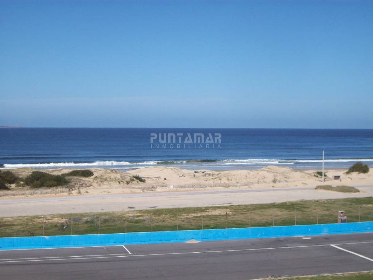 DEPARTAMENTO DE 2 DORMITORIOS FRENTE AL MAR   -