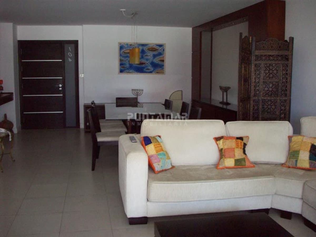 AMPLIO APARTAMENTO DE TRES DORMITORIOS Y DOS BAÑOS, CON TERRAZA Y PARRILLERO PROPIO A PASOS DE PLAYA BRAVA.  -