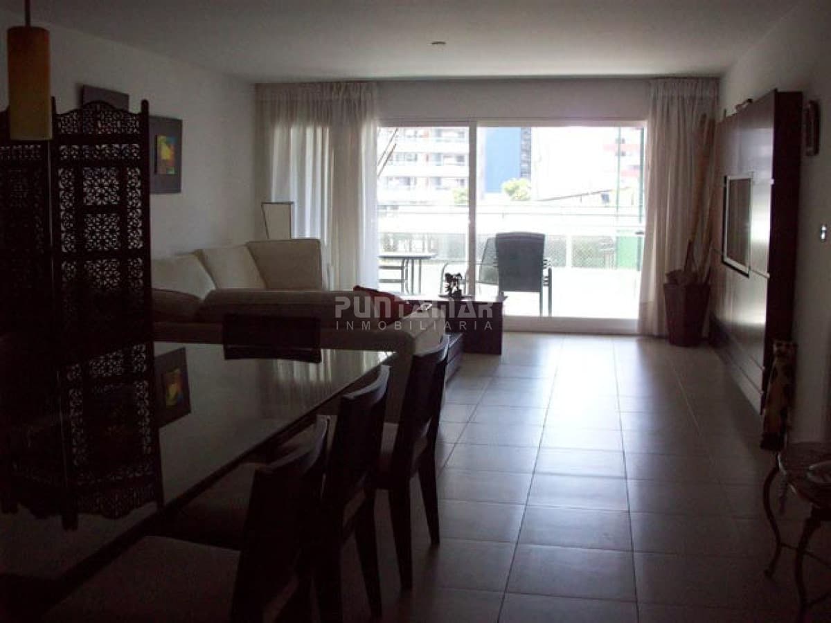 AMPLIO APARTAMENTO DE TRES DORMITORIOS Y DOS BAÑOS, CON TERRAZA Y PARRILLERO PROPIO A PASOS DE PLAYA BRAVA.  -