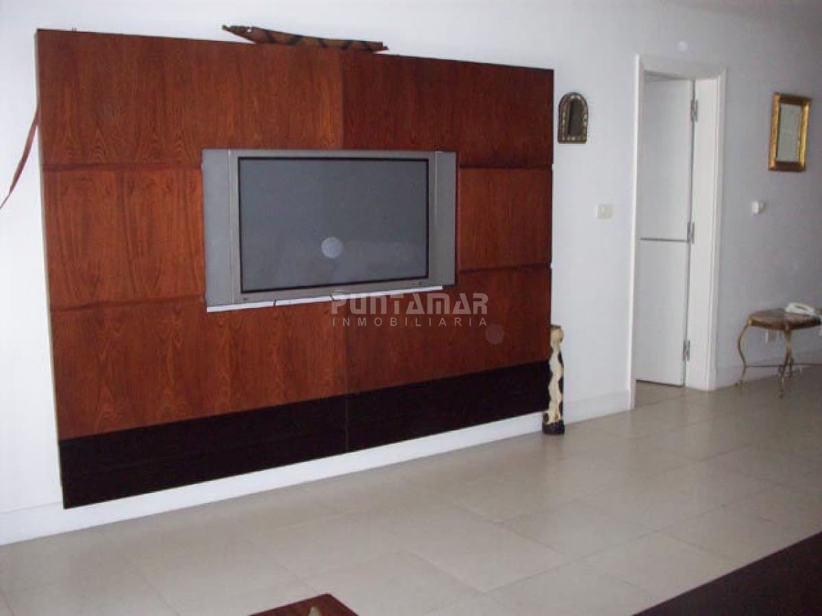 AMPLIO APARTAMENTO DE TRES DORMITORIOS Y DOS BAÑOS, CON TERRAZA Y PARRILLERO PROPIO A PASOS DE PLAYA BRAVA.  -