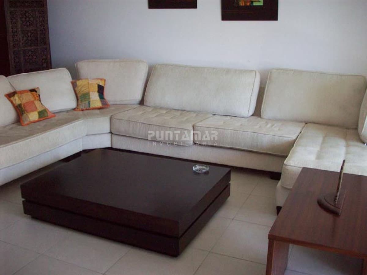 AMPLIO APARTAMENTO DE TRES DORMITORIOS Y DOS BAÑOS, CON TERRAZA Y PARRILLERO PROPIO A PASOS DE PLAYA BRAVA.  -