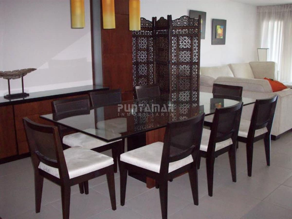 AMPLIO APARTAMENTO DE TRES DORMITORIOS Y DOS BAÑOS, CON TERRAZA Y PARRILLERO PROPIO A PASOS DE PLAYA BRAVA.  -
