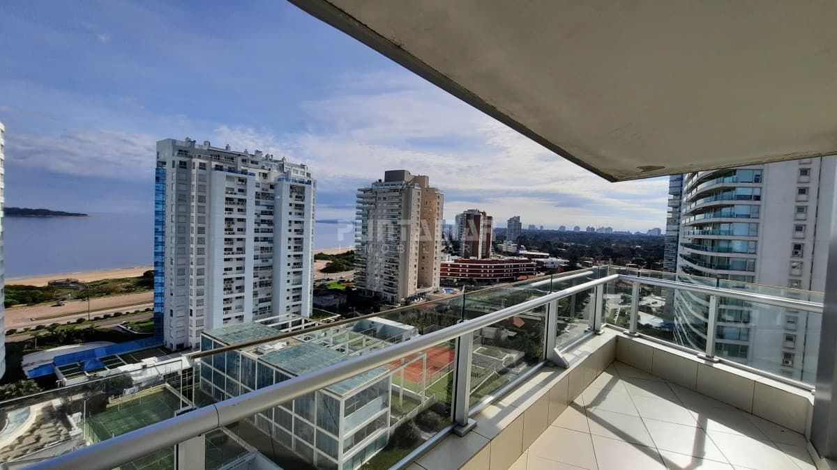 DEPARTAMENTO EN TORRE DE CATEGORIA CON VISTA A PLAYA MANSA  -