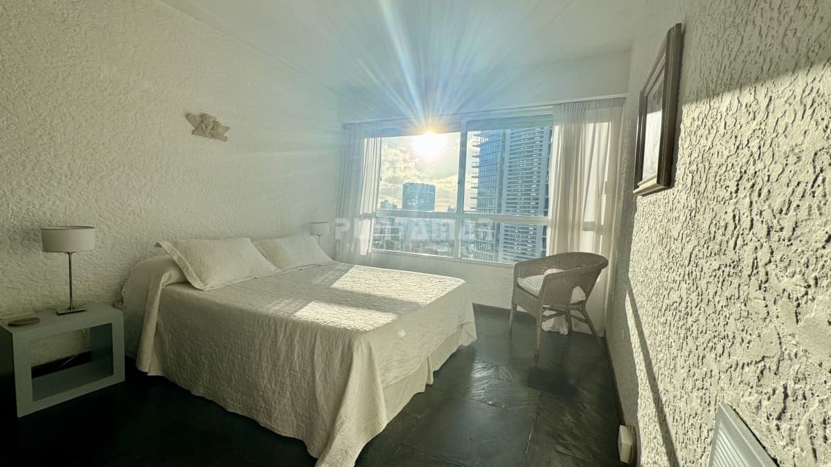 HERMOSO APARTAMENTO DE 1 DORMITORIO PRIMERA AL MAR LINEA EN PUNTA DEL ESTE   -