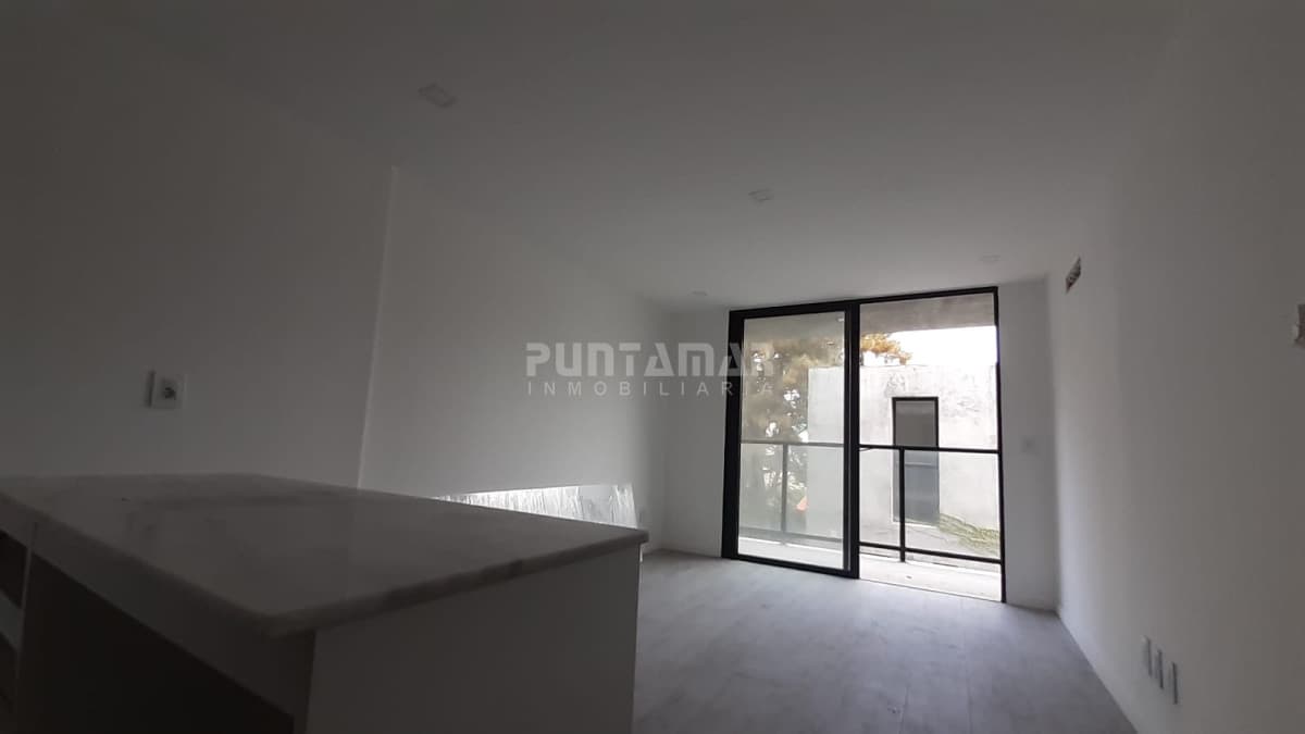 Apartamento ID.212275 - VENTA DE MONOAMBIENTE CON GARAGE EN PUNTA CARRETAS A PASOS DEL MAR