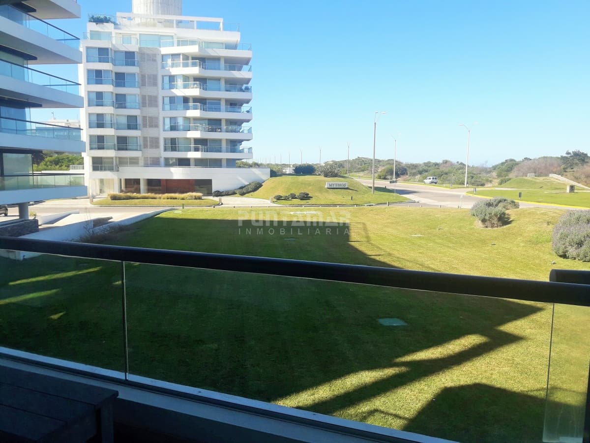 DIVINO APARTAMENTO FRENTE AL MAR , TRES SUITE CON SALIDA A TERRAZA PROPIA , AMPLIO LIVING COMEDOR, AMENITIS MUY COMPLETOS OFRECE EL EDIFICIO.  -