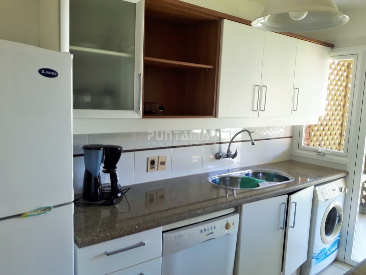 APARTAMENTO EN ALQUILER CERCA DE PLAYA BRAVA, DOS DORMITORIOS, TERRAZA COMODA CON PARRILLERO PROPIO, PISCINA DE USO COMUN , COCHERA Y PORTERIA.  -