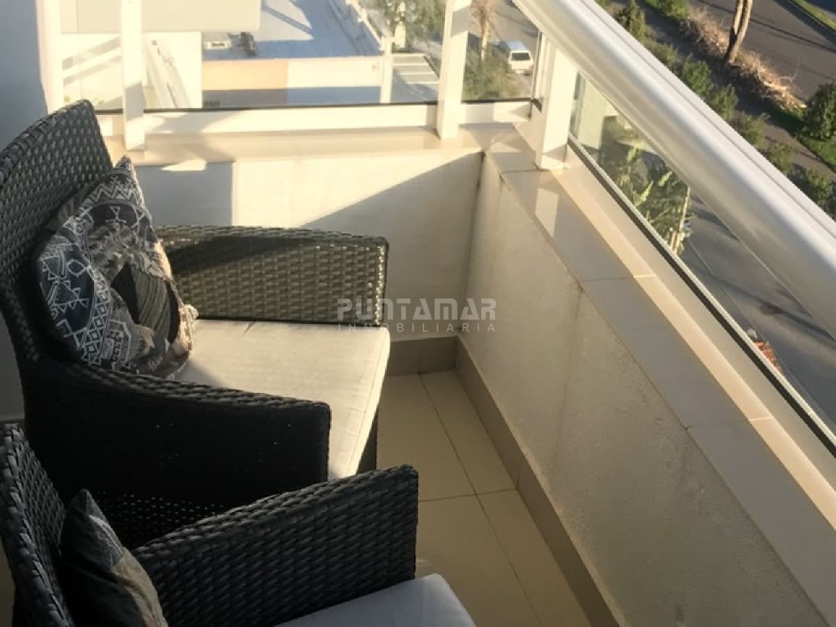 Departamento 2 dormitorios en alquiler. Balcón y garage. Amenities, Piso alto con balcón y vista. Piscina  -