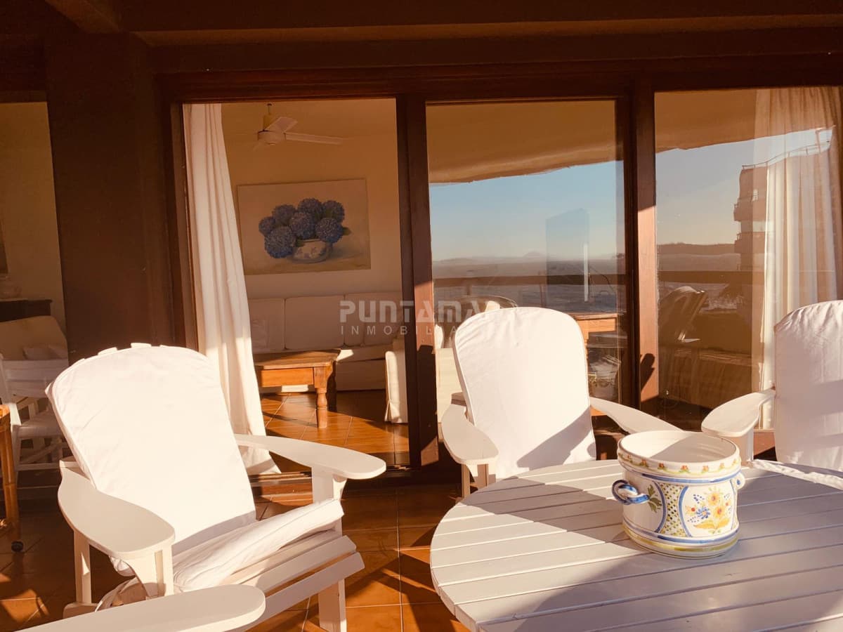 HERMOSO APARTAMENTO CON VISTA AL MAR EN PUNTA DEL ESTE  -