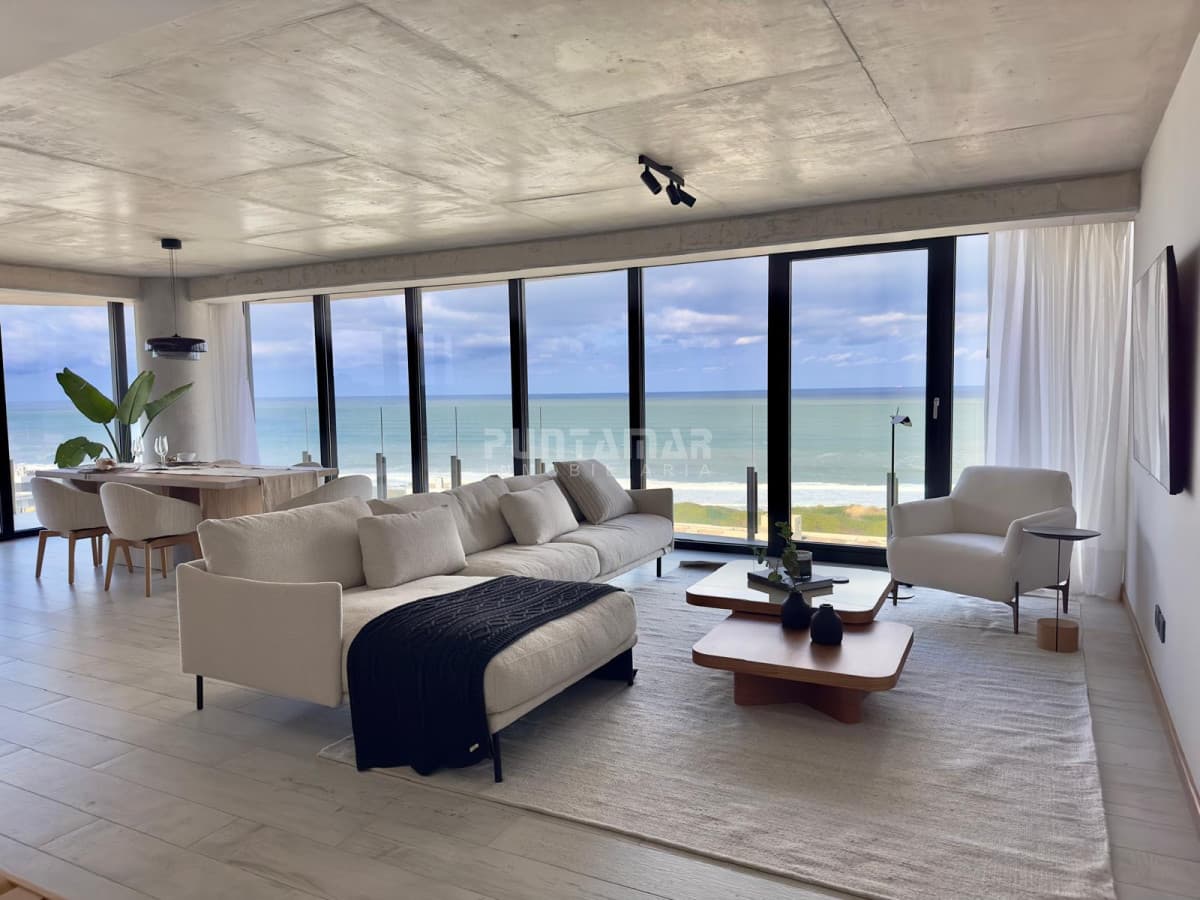 ESPECTACULAR APARTAMENTO EN SURFSIDE CON VISTAS PANORAMICAS A LA BARRA Y AL MAR  -