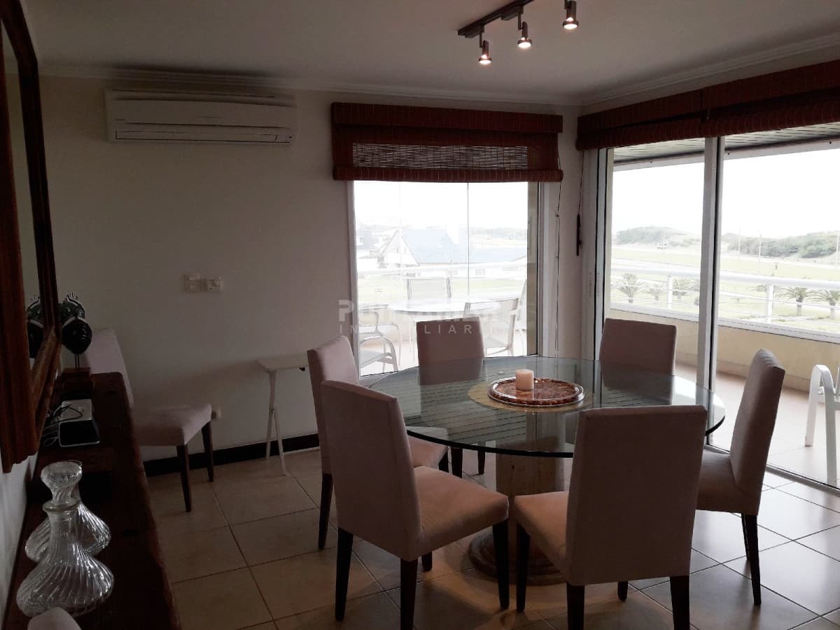 MUY LINDO APARTAMENTO FRENTE AL MAR, LIVING COMEDOR  AMPLIO CON  TERRAZA AL FRENTE Y PARRILLERO PROPIO.  -