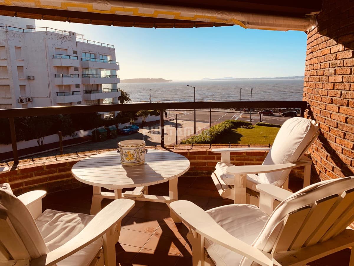 HERMOSO APARTAMENTO CON VISTA AL MAR EN PUNTA DEL ESTE  -