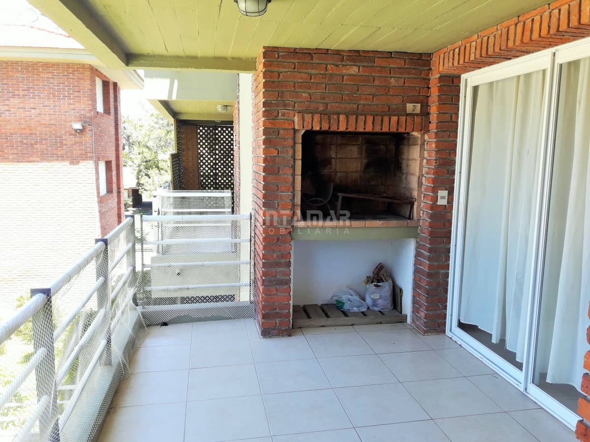 APARTAMENTO EN ALQUILER CERCA DE PLAYA BRAVA, DOS DORMITORIOS, TERRAZA COMODA CON PARRILLERO PROPIO, PISCINA DE USO COMUN , COCHERA Y PORTERIA.  -