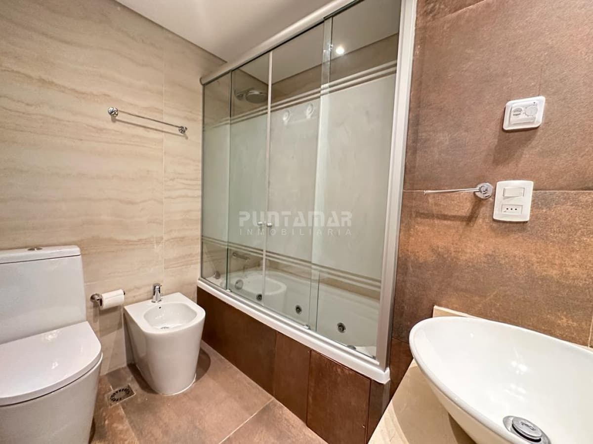ALQUILER ESPECTACULAR PENTHOUSE EN TORRE DE CATEGORÍA EN PUNTA DEL ESTE   -