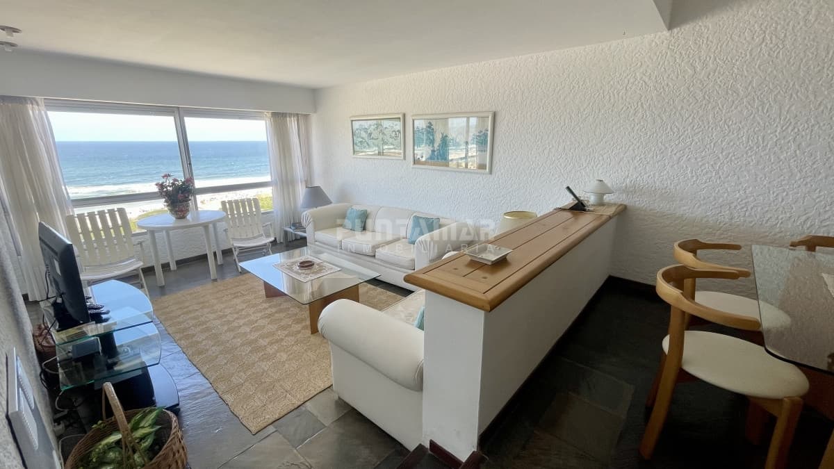 MUY LINDO APARTAMENTO DE UN DORMITORIO PRIMERA LINEA AL MAR   -
