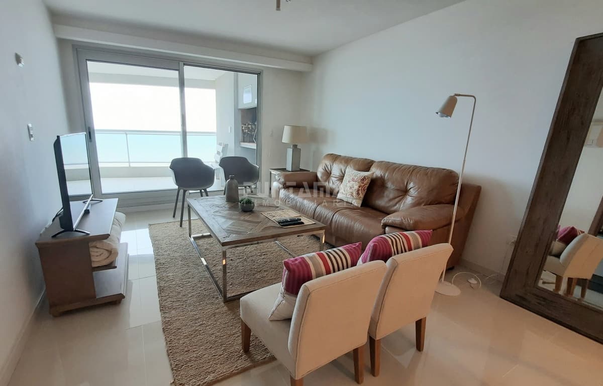 APARTAMENTO EN EDIFICIO DE CATEGORIA CON VISTA AL MAR  -