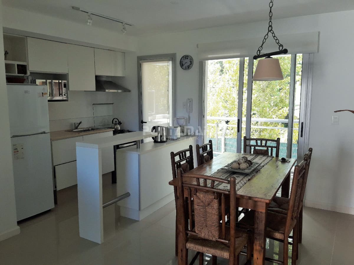 CONFORTABLE APARTAMENTO DE DOS DORMITORIOS  CON PARRILLERO PROPIO  -