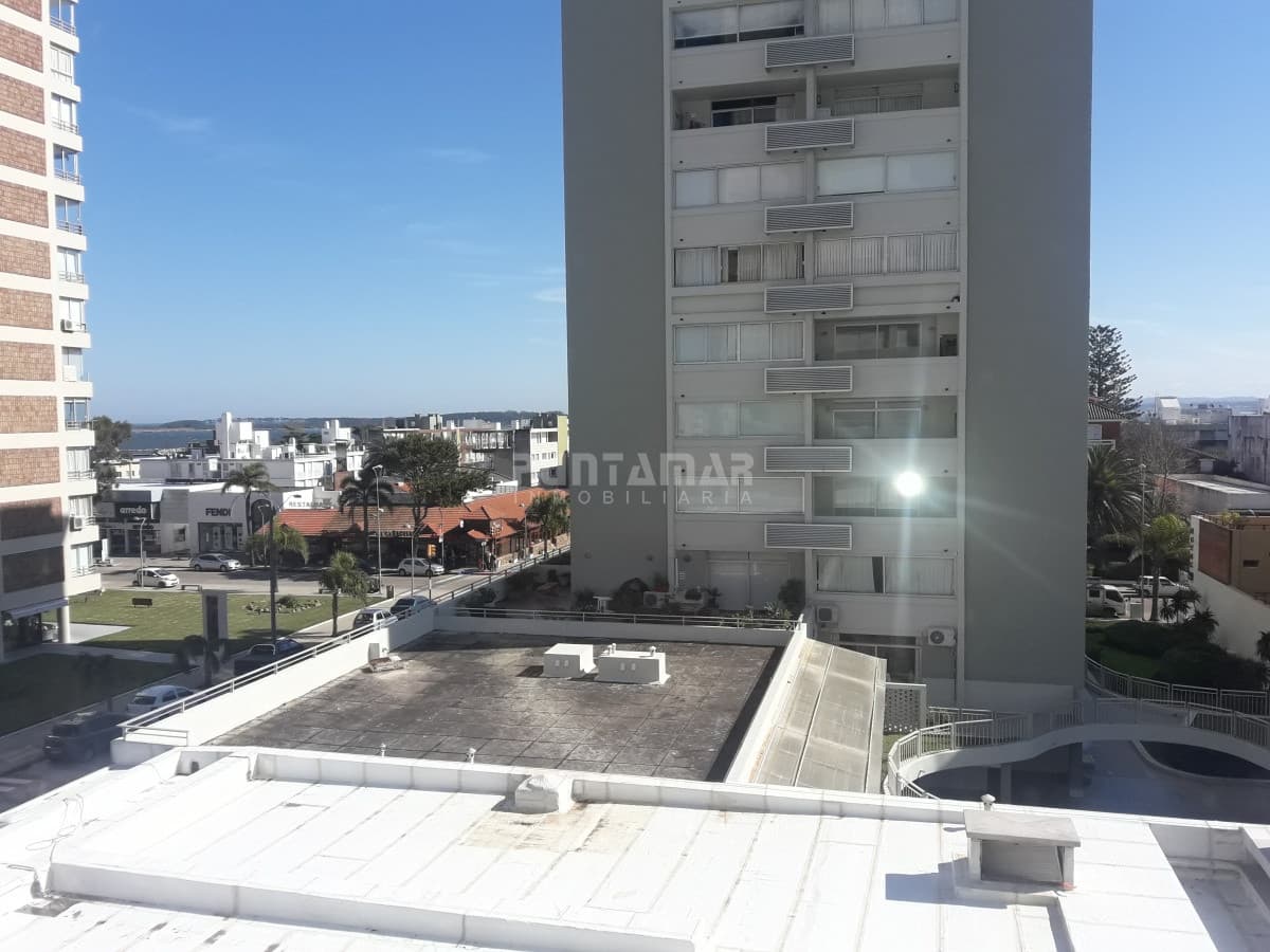 Apartamento ID.1409 - TORRE UBICADA EN PENÍNSULA, AMPLIO LIVING COMEDOR , SON TRES DORMITORIOS, DOS BAÑOS, COCINA Y GARAGE