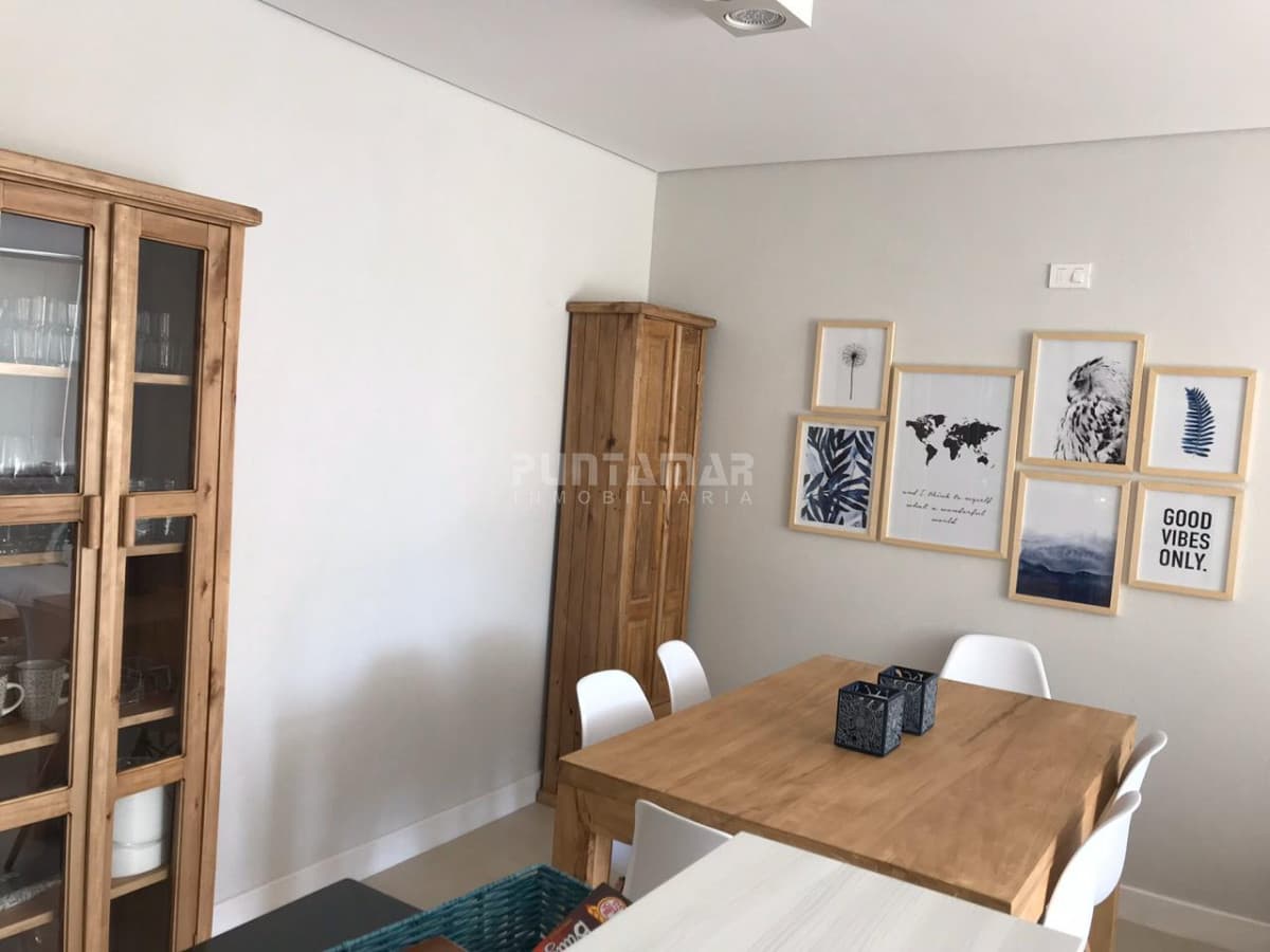APARTAMENTO EN ALQUILER CON UN LINDO PATIO CON PARRILLERO Y JARDIN SUPER DISFRUTABLE.   -