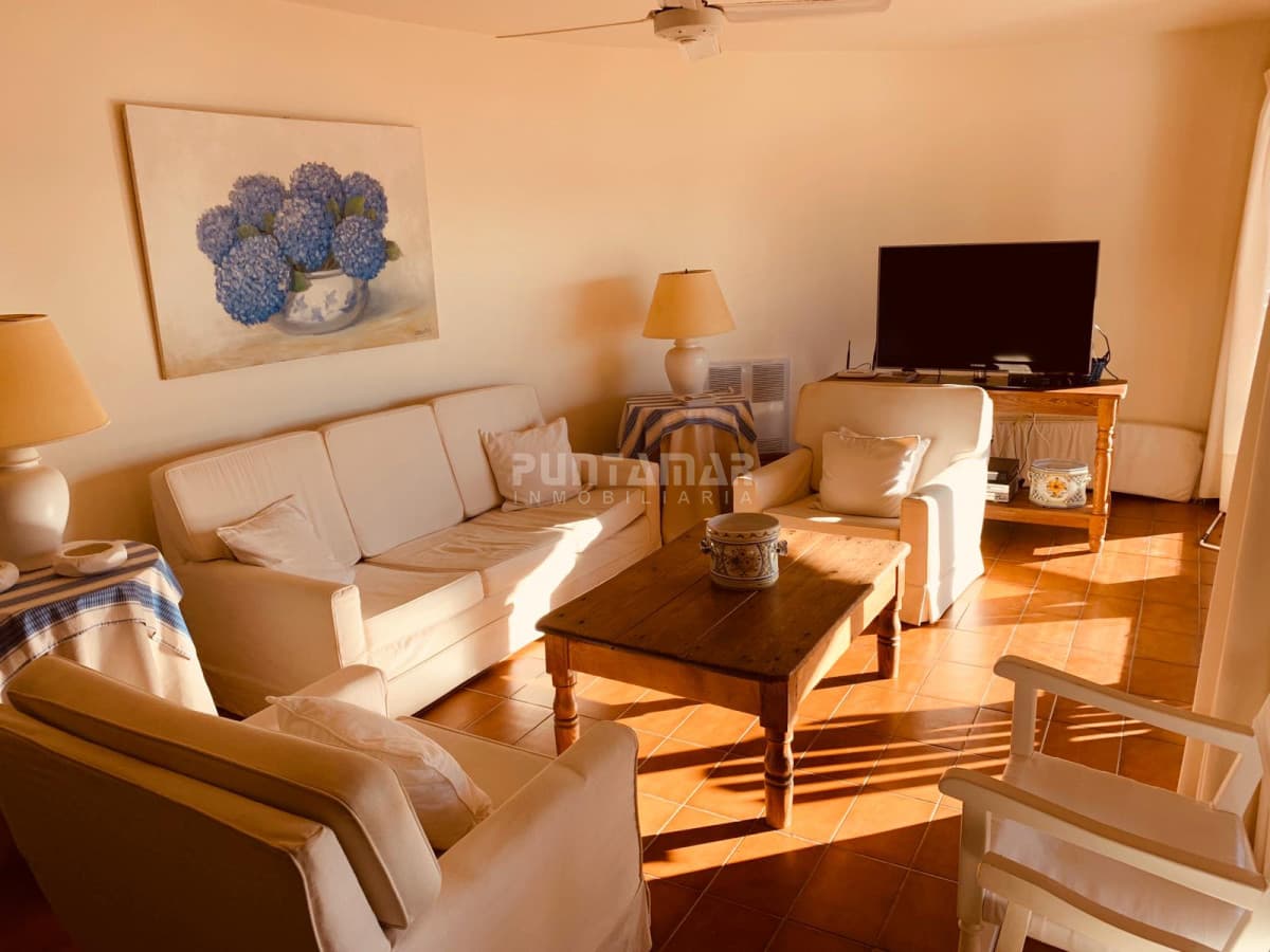 HERMOSO APARTAMENTO CON VISTA AL MAR EN PUNTA DEL ESTE  -