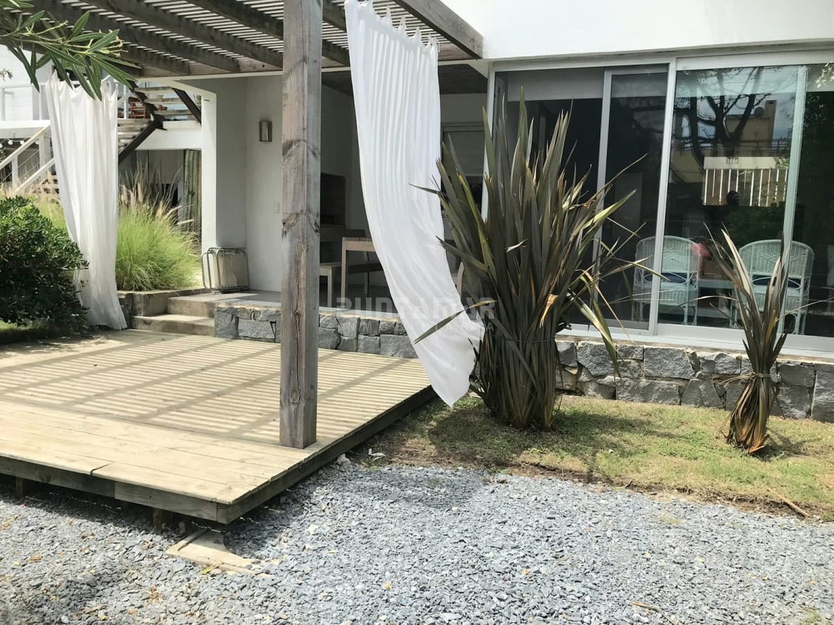 DUPLEX DE 3 DORMITORIOS EN MANANTIALES CON PARRILLERO PROPIO  -