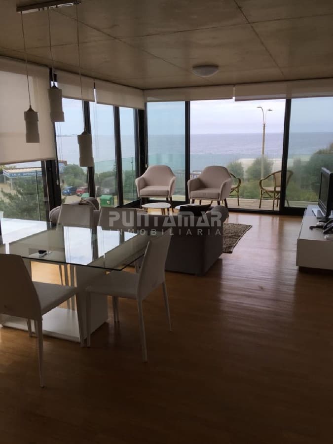 APARTAMENTO UBICADO EN ZONA DE PLAYA MANSA FRENTE AL MAR, TERRAZA AL FRENTE CON MUY BUENA VISTA HACIA LA PLAYA  -