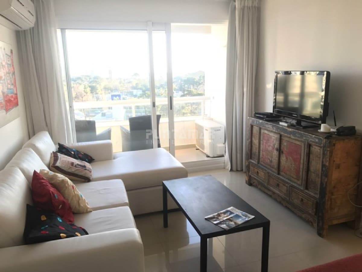Departamento 2 dormitorios en alquiler. Balcón y garage. Amenities, Piso alto con balcón y vista. Piscina  -