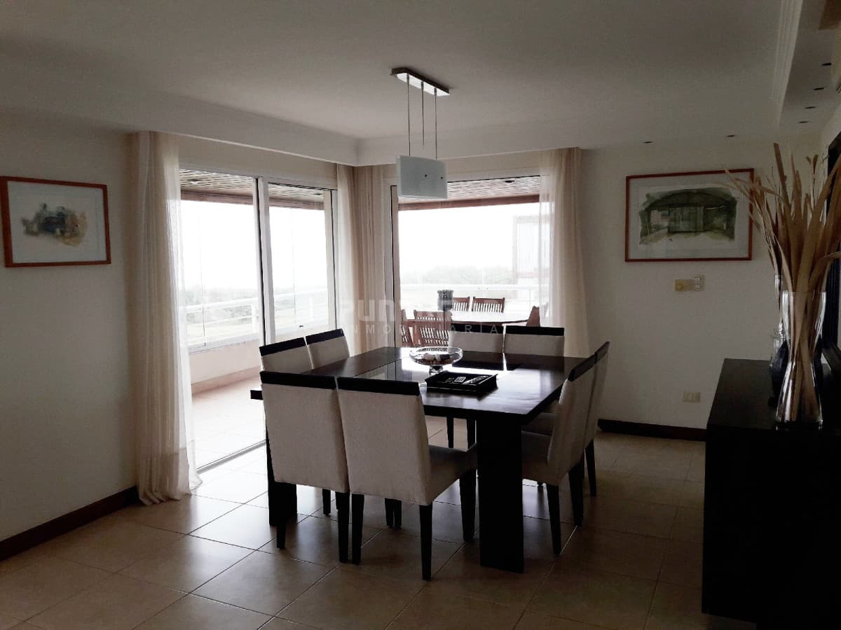 DIVINO PENTHOUSE SOBRE LA PLAYA BRAVA FRENTE AL MAR, TERRAZA DE USO EXCLUSIVO CON UN LIVING COMEDOR AMPLIO Y PARRILLERO PROPIO  -