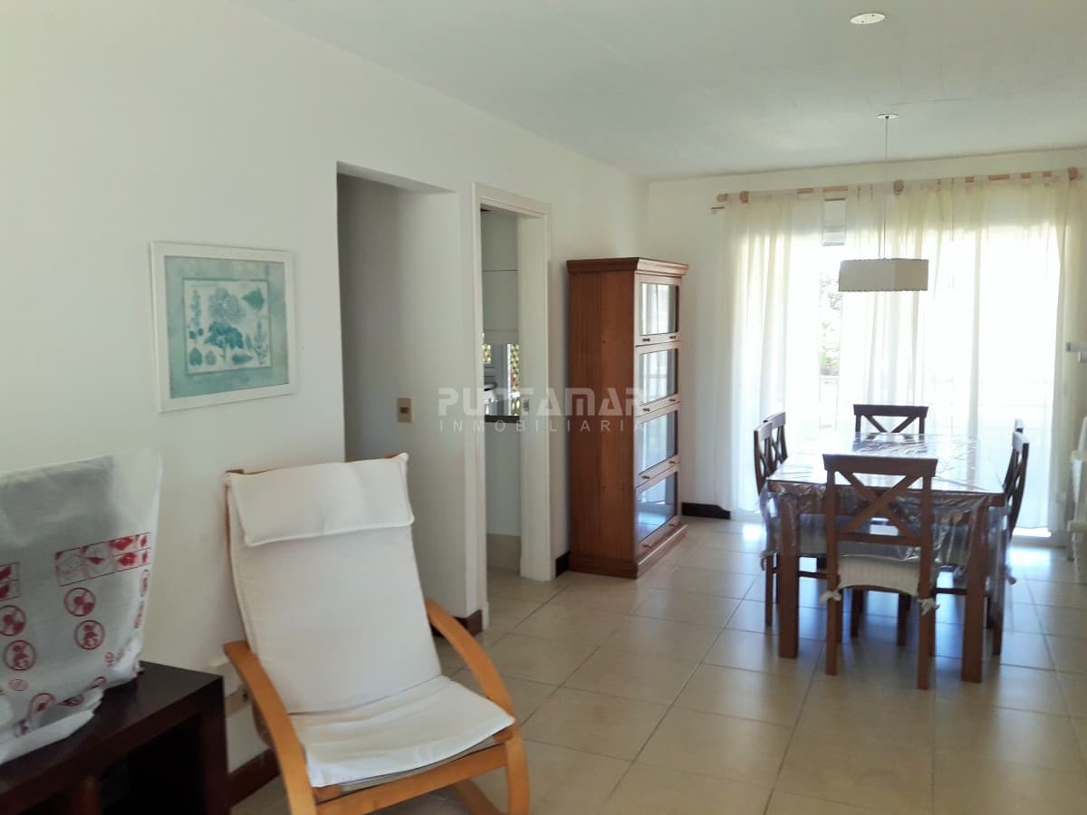 APARTAMENTO EN ALQUILER CERCA DE PLAYA BRAVA, DOS DORMITORIOS, TERRAZA COMODA CON PARRILLERO PROPIO, PISCINA DE USO COMUN , COCHERA Y PORTERIA.  -