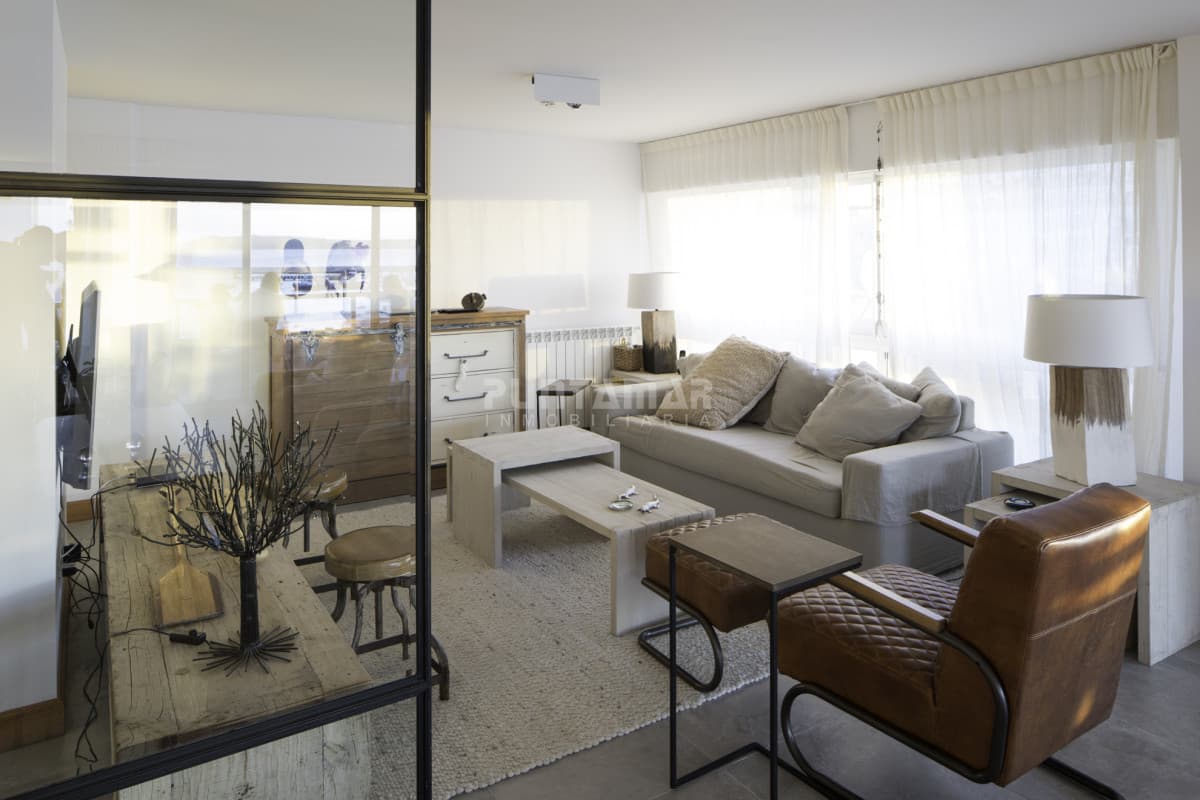 ESPECTACULAR APARTAMENTO RECICLADO DE 3 DORMITORIOS Y DEPENDENCIA CON VISTA AL MAR  -