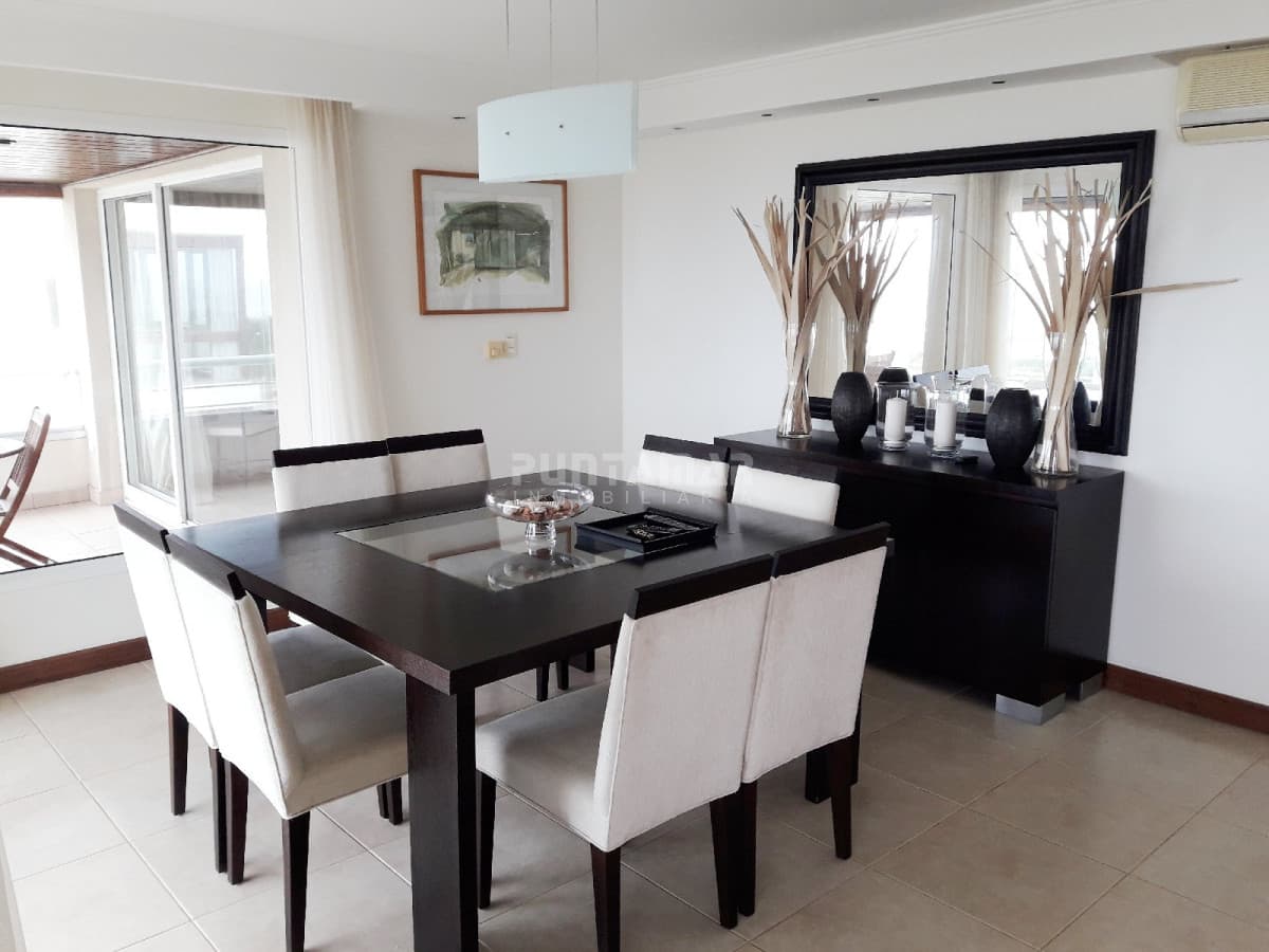 DIVINO PENTHOUSE SOBRE LA PLAYA BRAVA FRENTE AL MAR, TERRAZA DE USO EXCLUSIVO CON UN LIVING COMEDOR AMPLIO Y PARRILLERO PROPIO  -