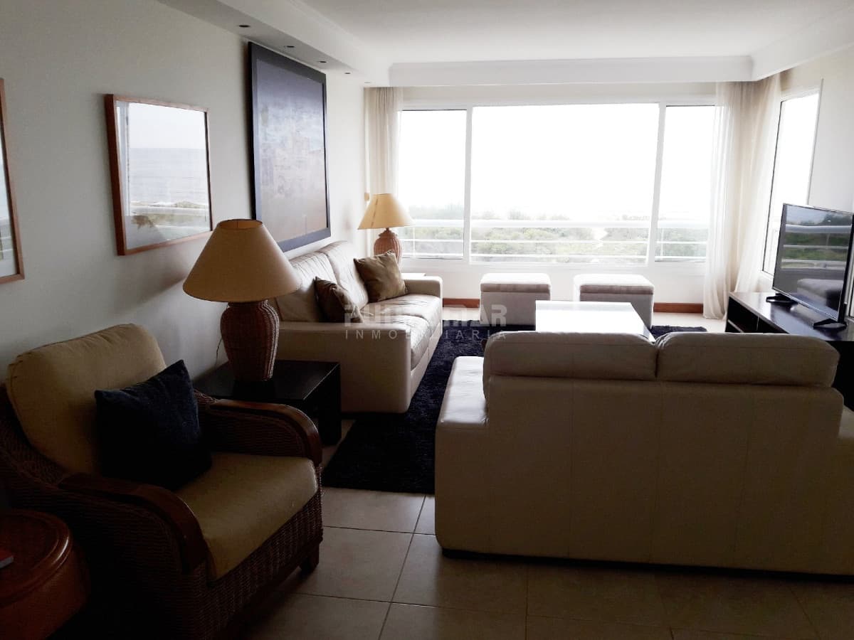 DIVINO PENTHOUSE SOBRE LA PLAYA BRAVA FRENTE AL MAR, TERRAZA DE USO EXCLUSIVO CON UN LIVING COMEDOR AMPLIO Y PARRILLERO PROPIO  -