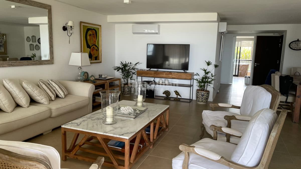 APARTAMENTO FRENTE AL MAR CON TERRAZA Y PARRILLERO , ALQUILER DE  TEMPORADA   -