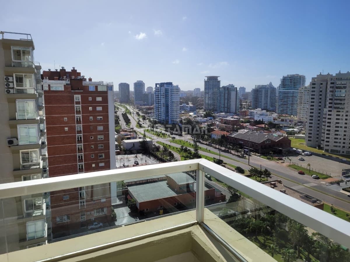 APARTAMENTO FRENTE AL MAR EN PLAYA MANSA, PISO ALTO CON TERRAZA AL FRENTE Y UNA VISTA INCREIBLE.  -