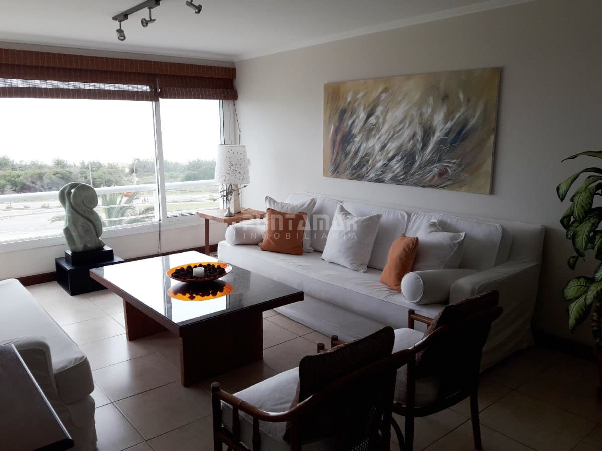 MUY LINDO APARTAMENTO FRENTE AL MAR, LIVING COMEDOR  AMPLIO CON  TERRAZA AL FRENTE Y PARRILLERO PROPIO.  -