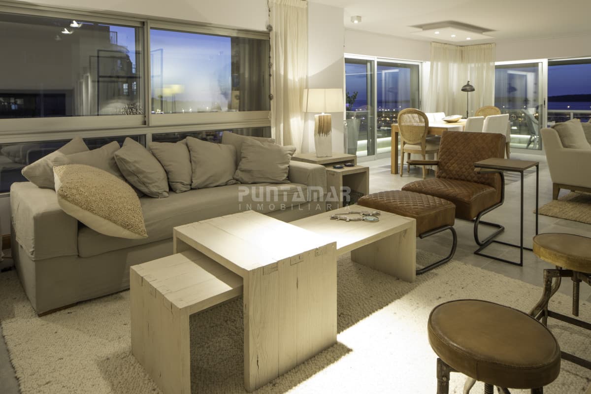 ESPECTACULAR APARTAMENTO RECICLADO DE 3 DORMITORIOS Y DEPENDENCIA CON VISTA AL MAR  -
