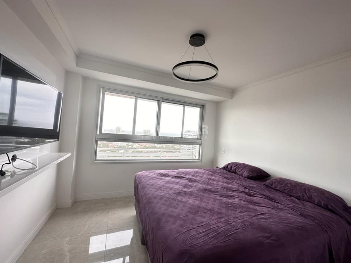 ALQUILER ESPECTACULAR PENTHOUSE EN TORRE DE CATEGORÍA EN PUNTA DEL ESTE   -