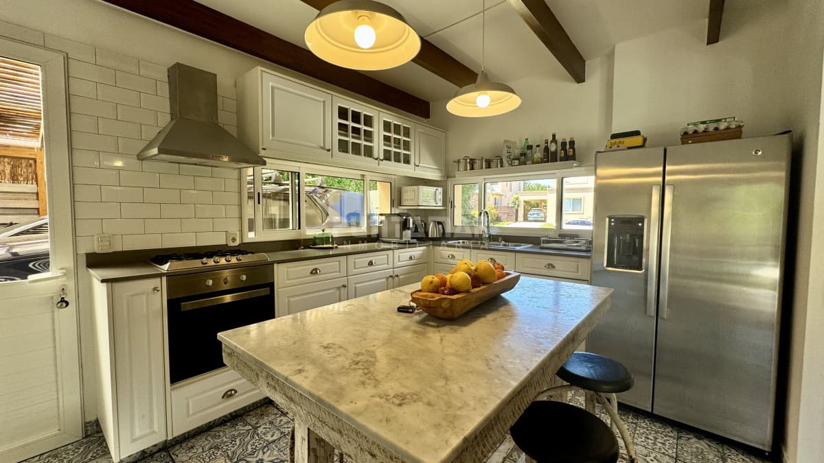 ESPECTACULAR CASA DE 4 DORMITORIOS EN SUITE EN BARRIO PRIVADO DE PUNTA DEL ESTE  -