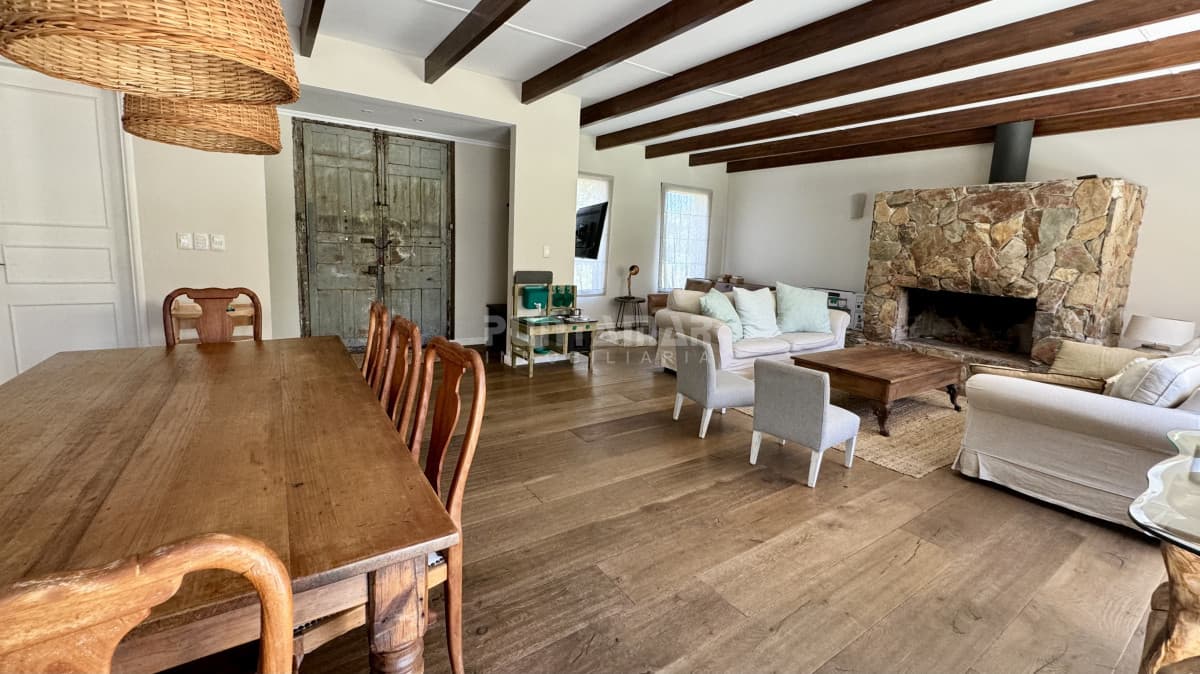 ESPECTACULAR CASA DE 4 DORMITORIOS EN SUITE EN BARRIO PRIVADO DE PUNTA DEL ESTE  -