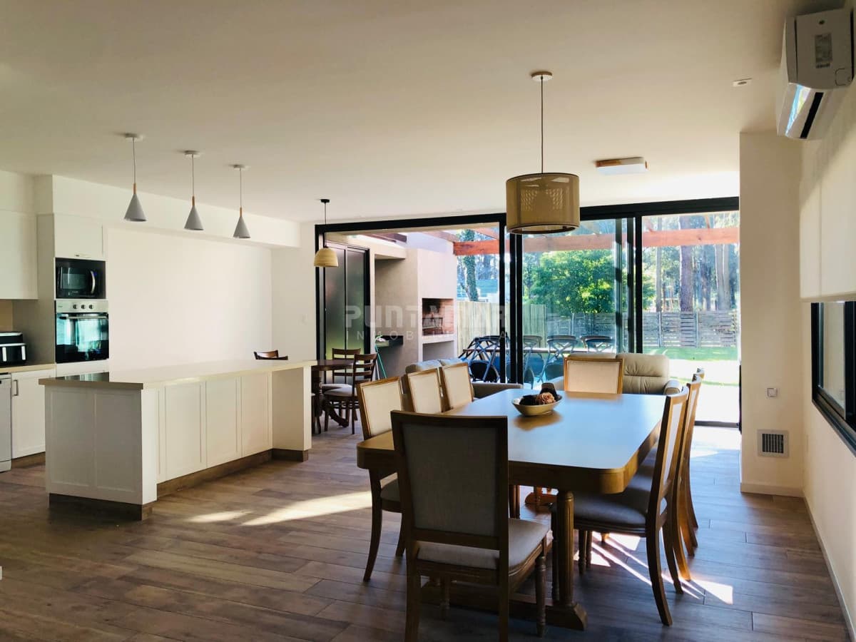HERMOSA CASA DE 4 DORMIS Y 4 BAÑOS CON PISCINA PRIVADA EN SOLANAS COUNTRY  -