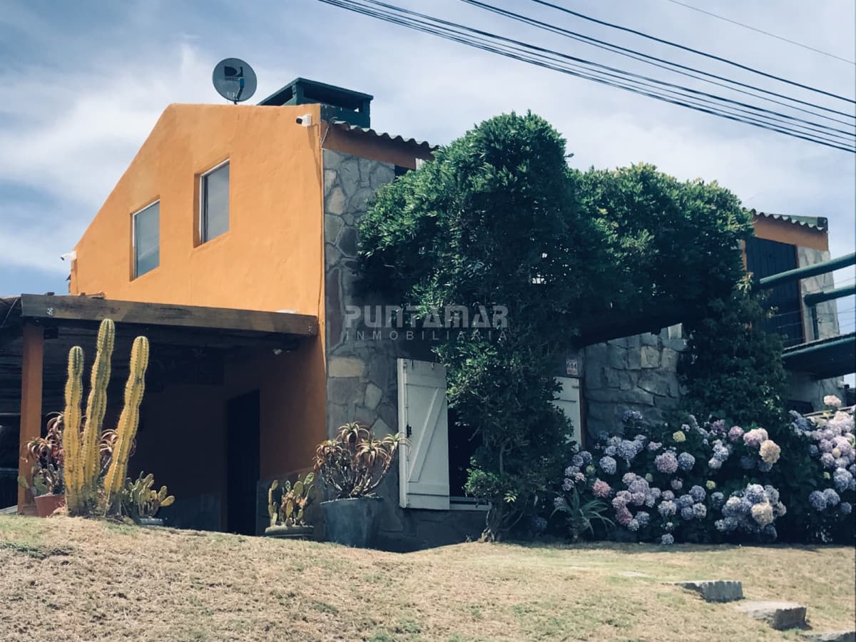 CHALET DE 2 PLANTAS EN MANANTIALES A PASOS DE LA PLAYA  -