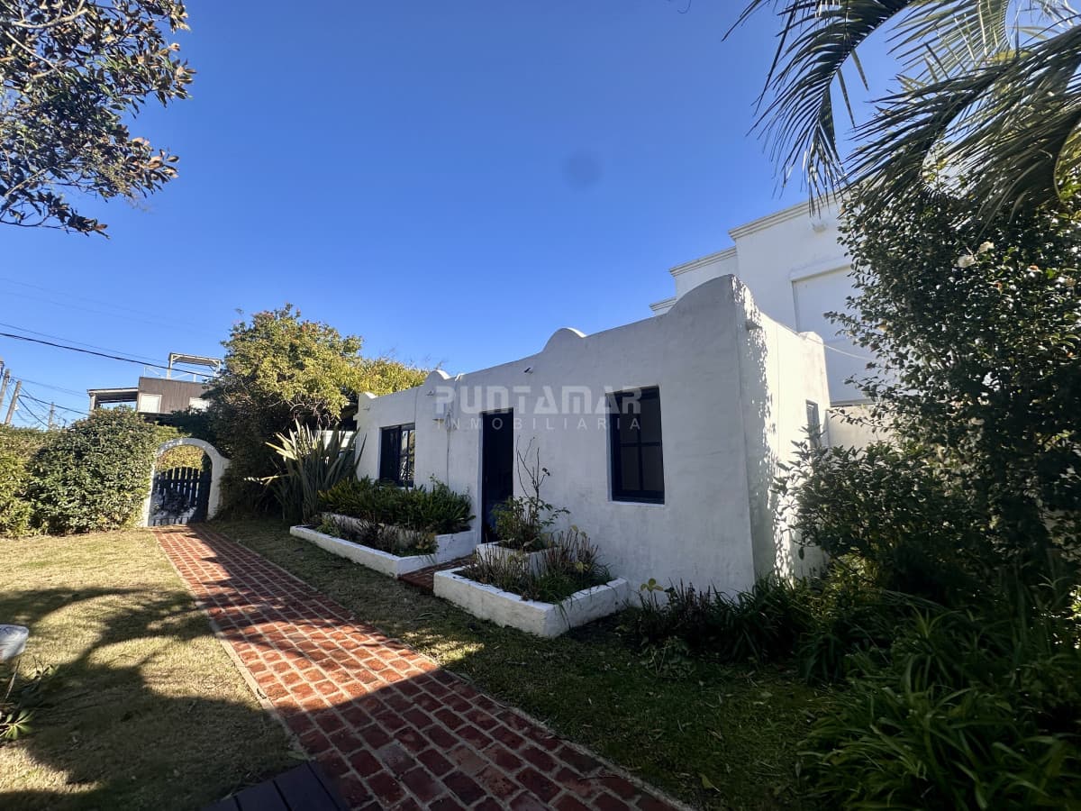 CASA DE 3 DORMITORIOS + DEPENDENCIA EN ALQUILER EN EL CORAZON DE LA BARRA  -