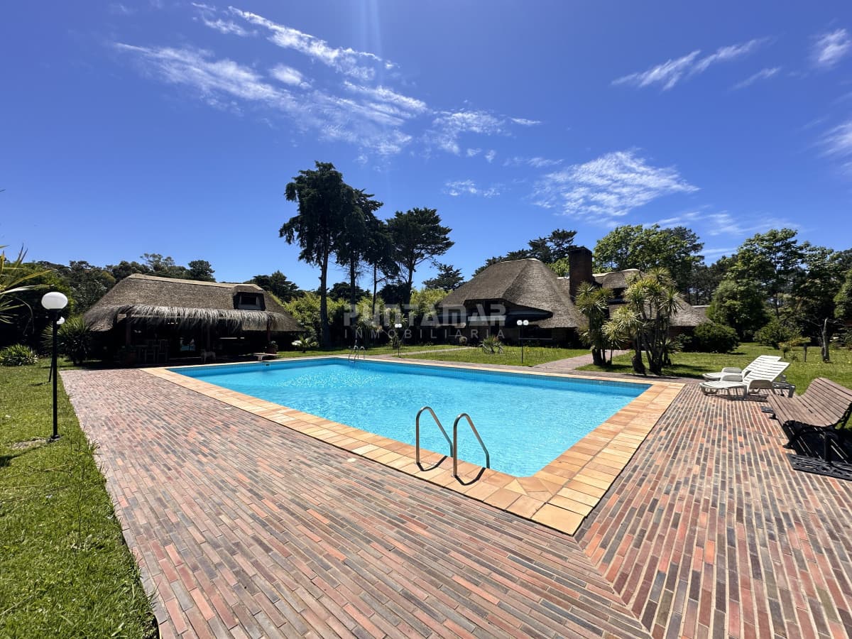 ALQUILER DE RESIDENCIA  6 DORMITORIOS PUNTA DEL ESTE   -