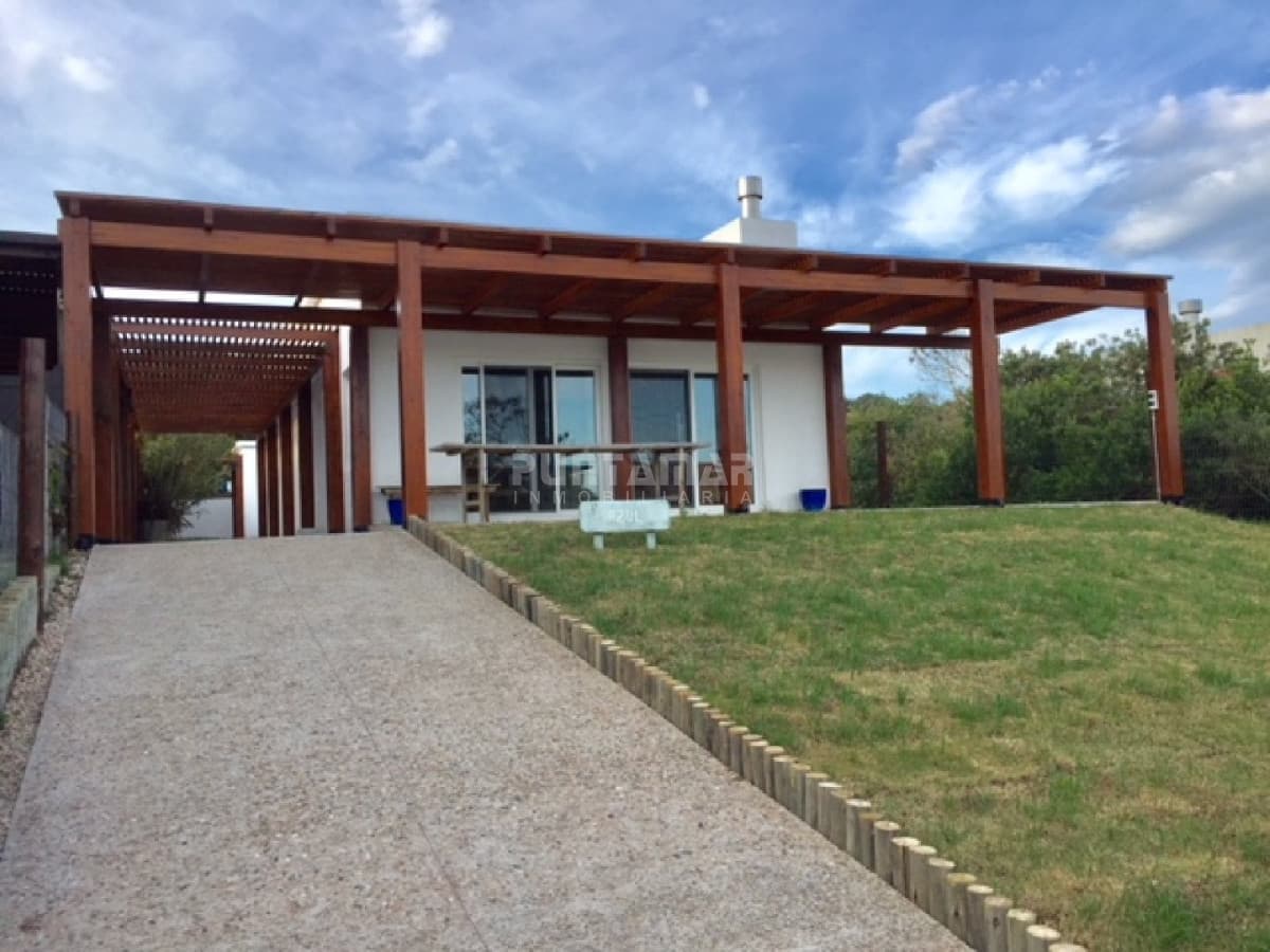 Casa en alquiler en Montoya, La Barra, 4 dormitorios   -