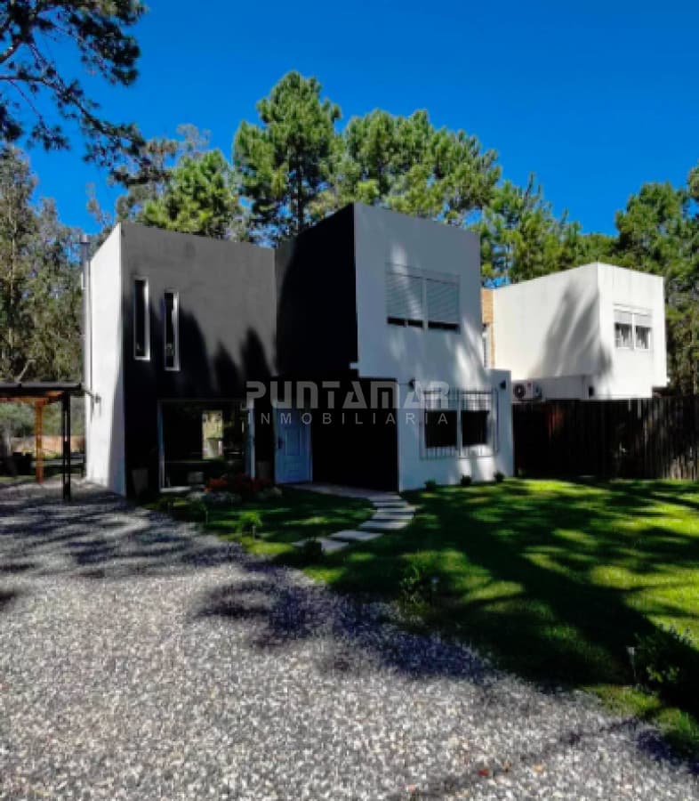 ALQUILER DE CASA EN PDA. 32 MANSA DE 3 DORMIS Y PISCINA CLIMATIZADA  -