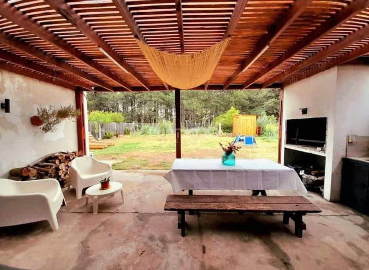 HERMOSA CASA EN PUNTA BALLENA   -
