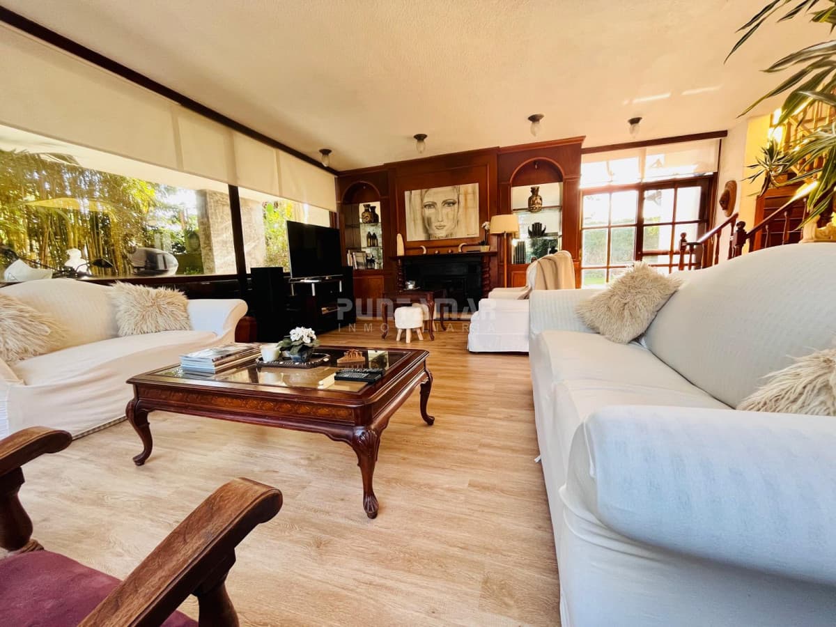 HERMOSA CASA DE 5 DORMS EN PARADA 10 PLAYA MANSA  -